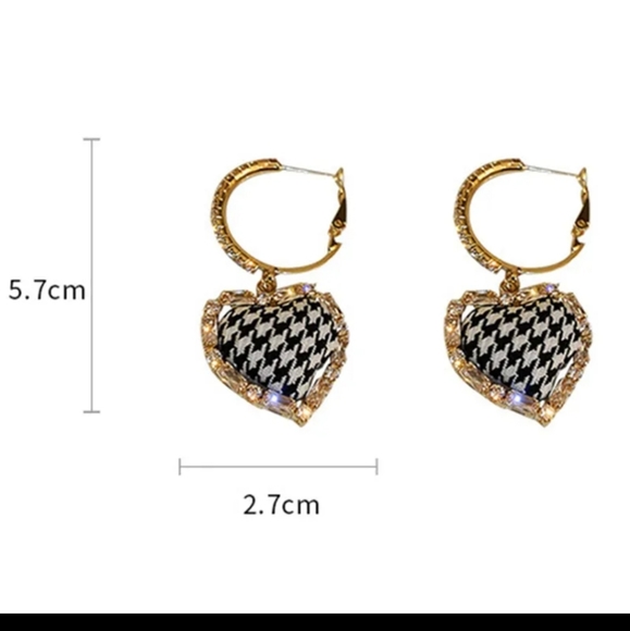 Heart Shaped Houndstooth Earrings - Picture 5 of 5
